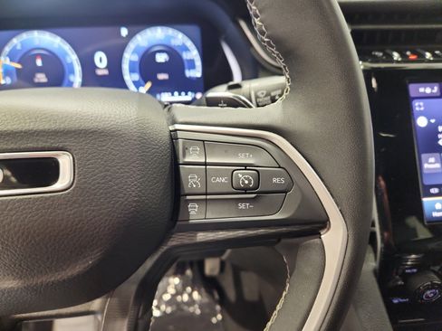 Used 2023 Jeep Grand Cherokee L Laredo image 11