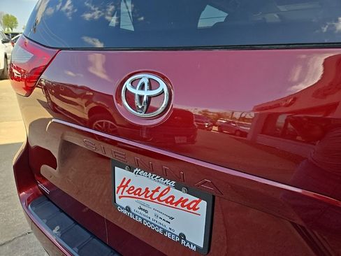 Used 2017 Toyota Sienna XLE AWD/4WD image 20