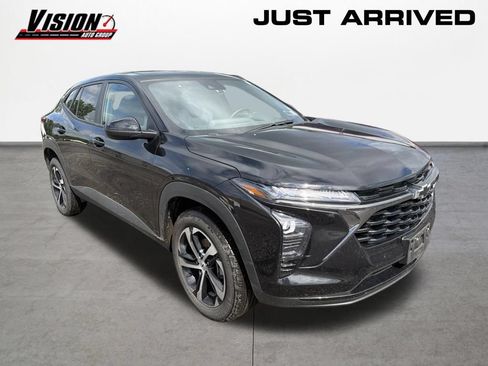 Used 2025 Chevrolet Trax RS FWD image 3