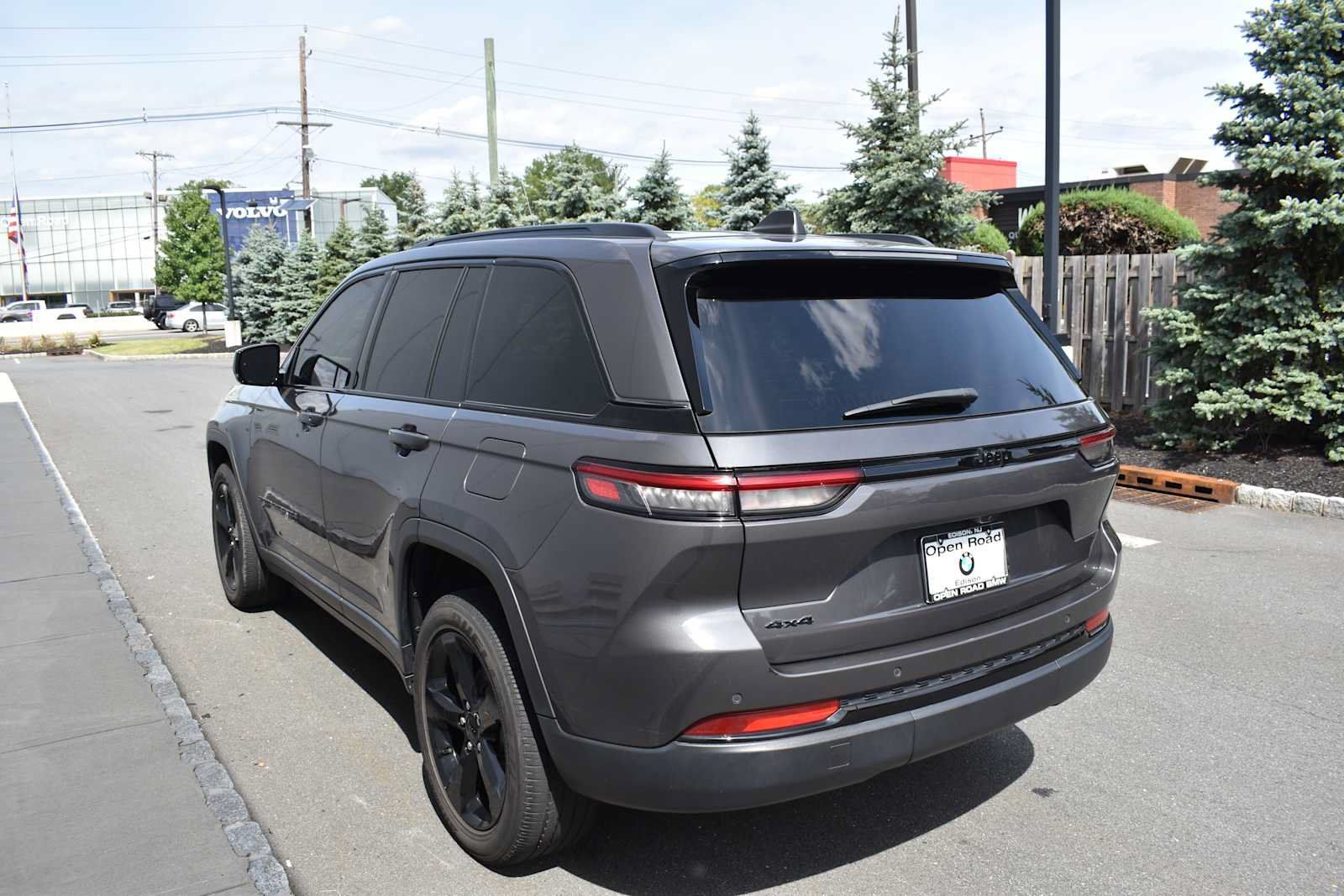 Used 2023 Jeep Grand Cherokee Altitude AWD/4WD image 7