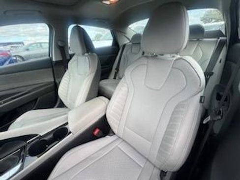 Used 2025 Hyundai Elantra Limited image 17