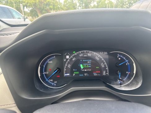 Used 2022 Toyota RAV4 Limited image 17