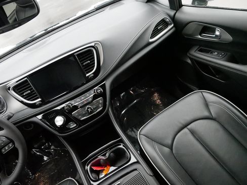 Used 2024 Chrysler Pacifica Limited w/ S Appearance Package image 11