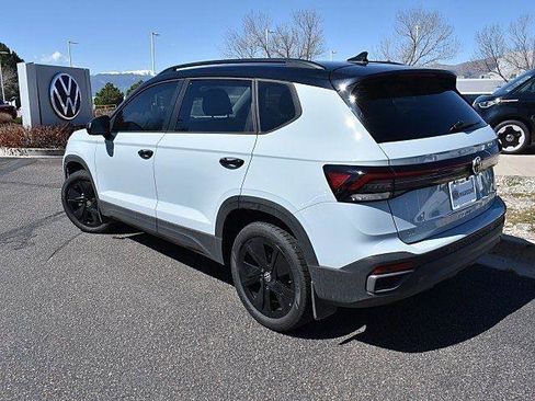 New 2025 Volkswagen Taos SE image 4