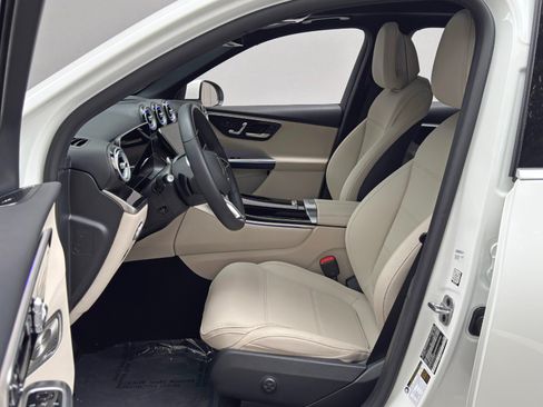 Used 2025 Mercedes-Benz GLC 350e 4MATIC image 17