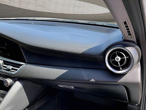 Used 2019 Alfa Romeo Giulia image 16