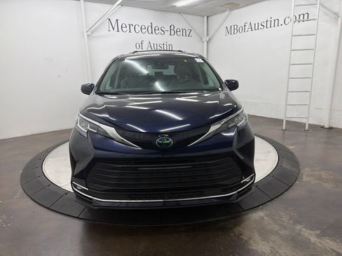 Used 2021 Toyota Sienna XLE FWD image 2