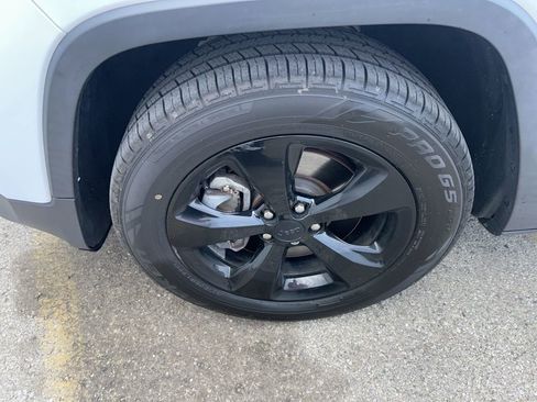 Used 2016 Jeep Cherokee Latitude w/ Comfort/Convenience Group AWD/4WD image 16