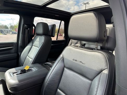 Used 2021 GMC Yukon Denali w/ Denali Ultimate Package AWD/4WD image 3