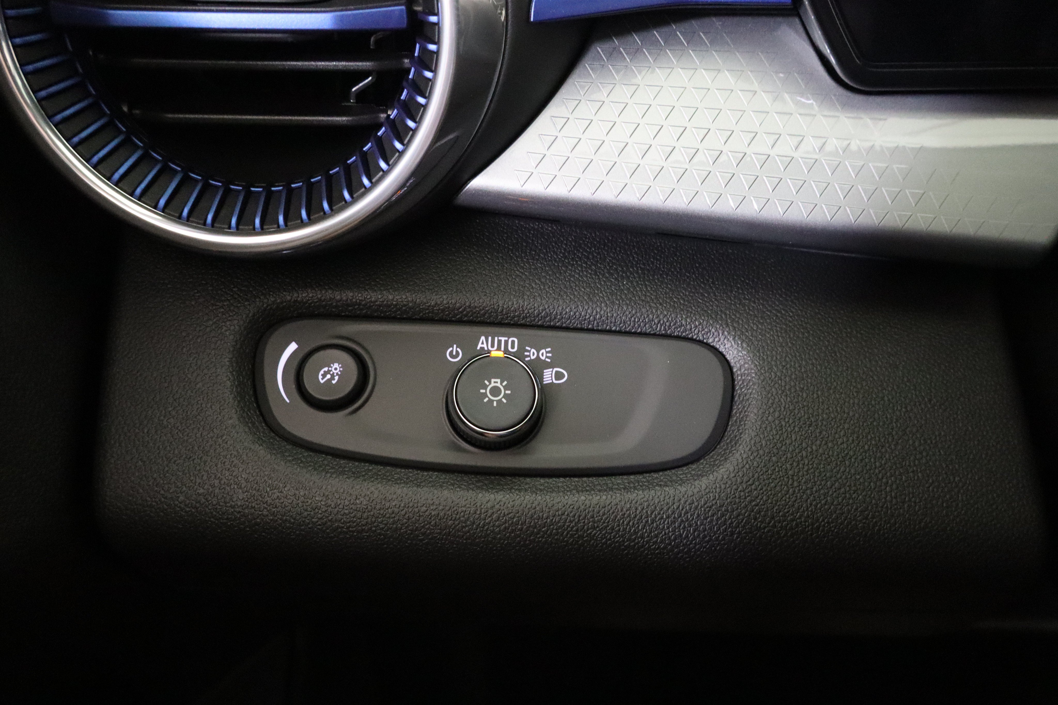 New 2026 Chevrolet Trax LT w/ Midnight Edition FWD image 34