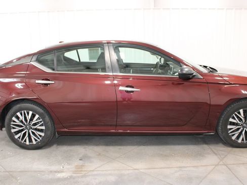 Used 2024 Nissan Altima 2.5 SV FWD image 11