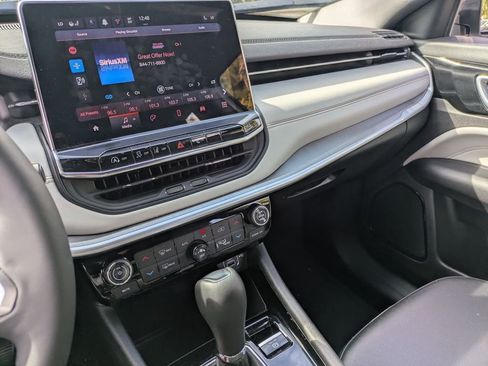 Used 2025 Jeep Compass Limited image 20