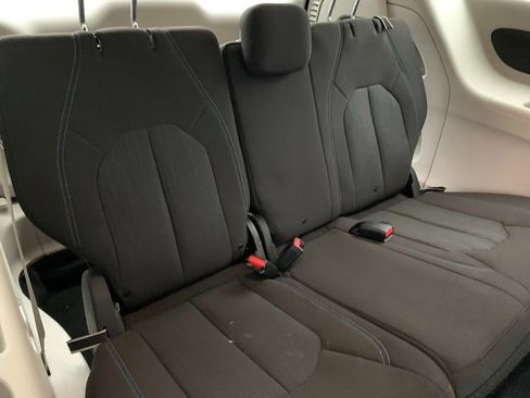 Used 2021 Chrysler Pacifica Touring image 15