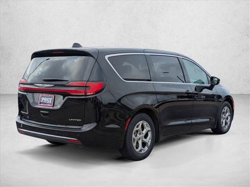 Used 2024 Chrysler Pacifica Limited FWD image 5