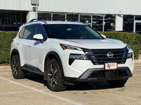 Used 2025 Nissan Rogue SL image 2