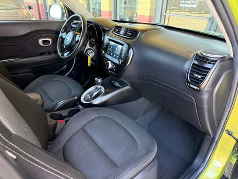 Used 2018 Kia Soul + FWD image 23