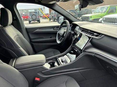 New 2025 Jeep Grand Cherokee Laredo X w/ Luxury Tech Group I image 31