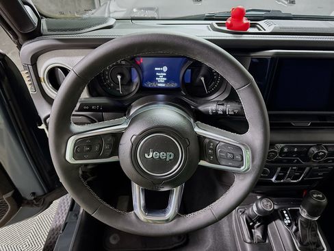 Used 2025 Jeep Wrangler Unlimited Sahara image 14