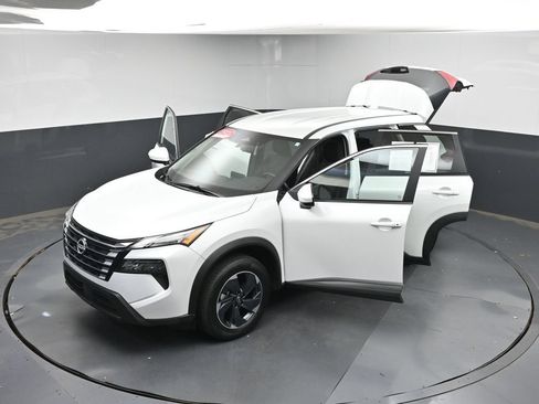 Used 2025 Nissan Rogue SV FWD image 45