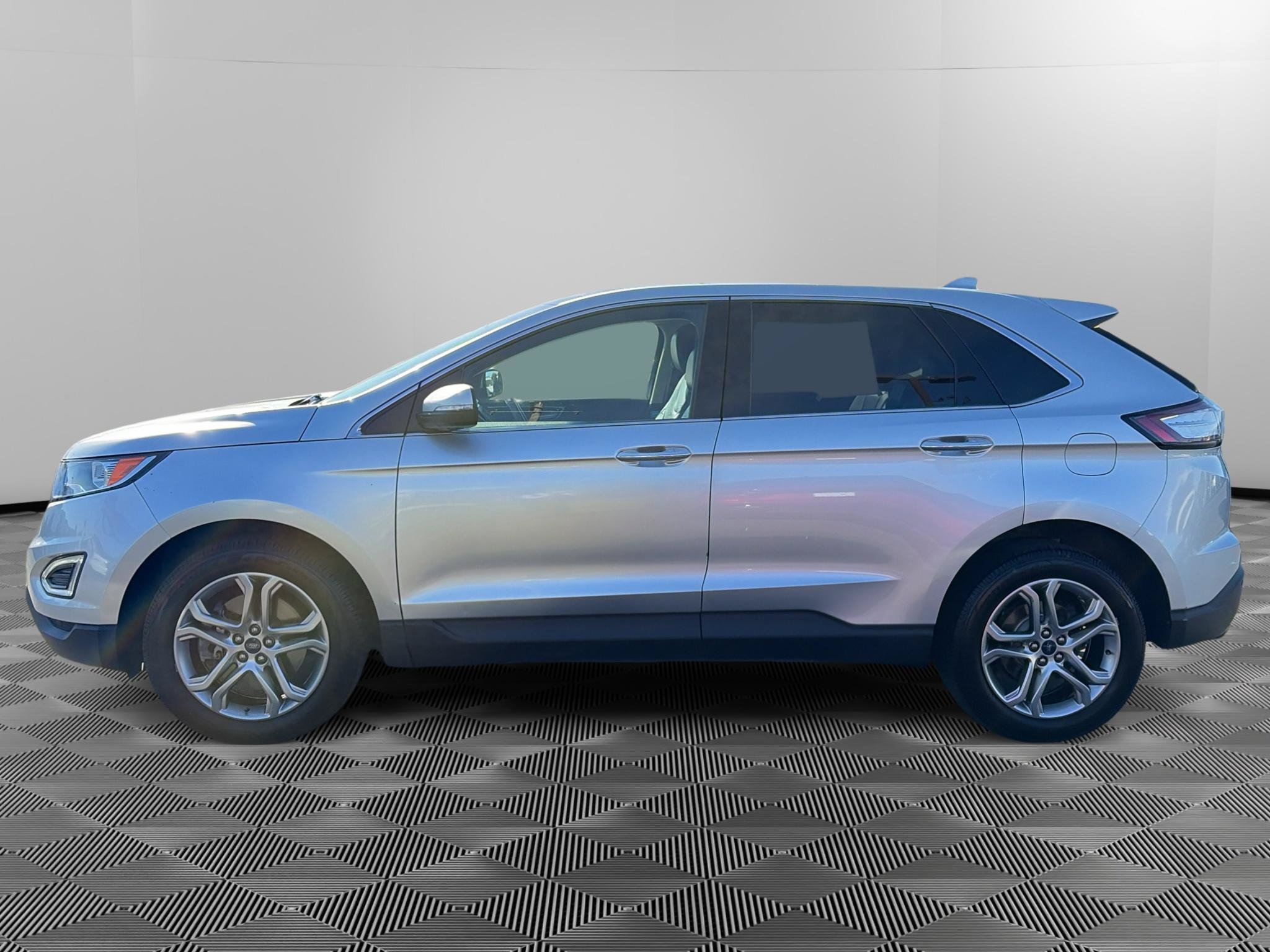 Used 2018 Ford Edge Titanium w/ Equipment Group 301A AWD/4WD image 4