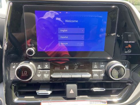 Used 2025 Toyota Highlander XLE AWD/4WD image 24