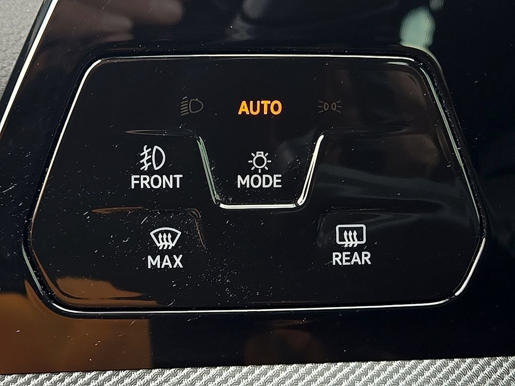 Used 2025 Volkswagen GTI SE FWD image 17