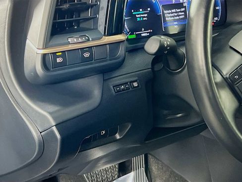 Used 2023 Toyota Crown Limited image 10