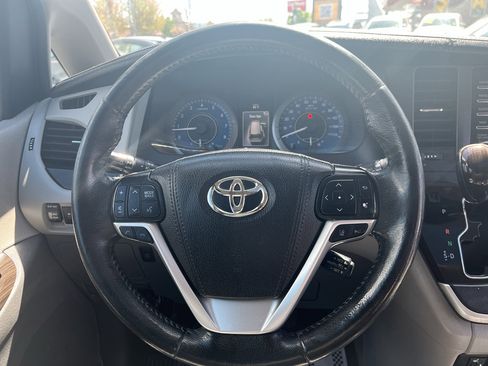 Used 2020 Toyota Sienna XLE FWD image 22