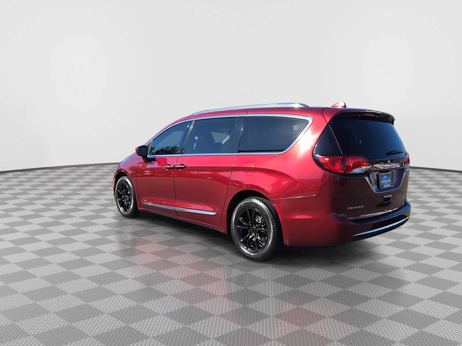Used 2020 Chrysler Pacifica Touring-L w/ Tire & Wheel Group FWD image 6