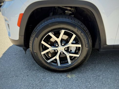 Used 2023 Jeep Grand Cherokee Limited AWD/4WD image 18