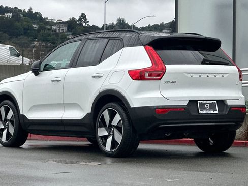 Used 2023 Volvo XC40 Recharge Plus image 7