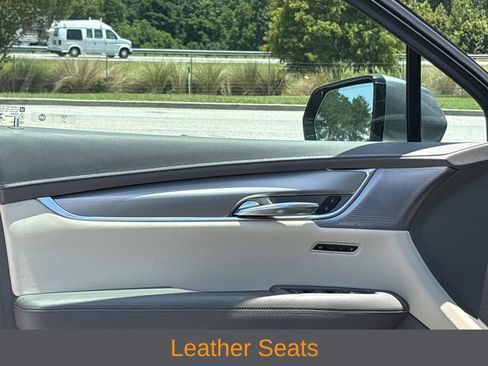 Used 2021 Cadillac XT5 Premium Luxury FWD image 3
