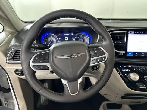 Used 2022 Chrysler Pacifica Touring-L image 14