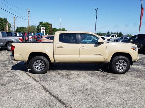 Used 2018 Toyota Tacoma SR5 AWD/4WD image 8
