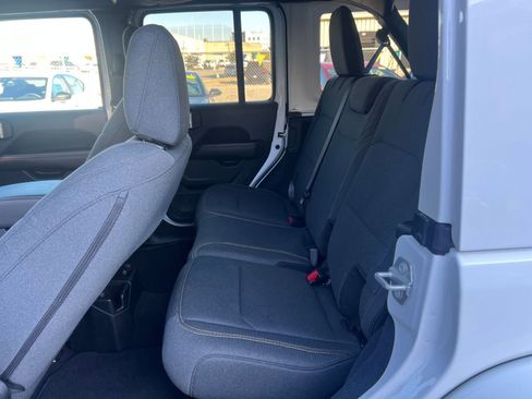 Used 2025 Jeep Wrangler Sahara image 24
