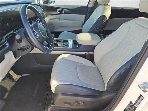 Used 2025 Kia Carnival SX w/ SX Dark Edition Package image 17