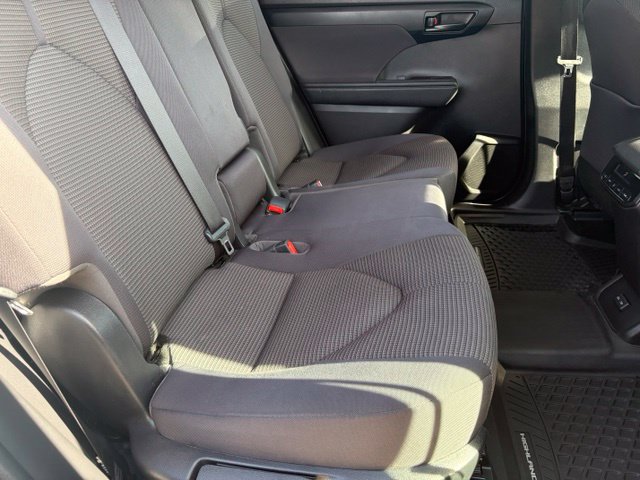 Used 2022 Toyota Highlander LE AWD/4WD image 18