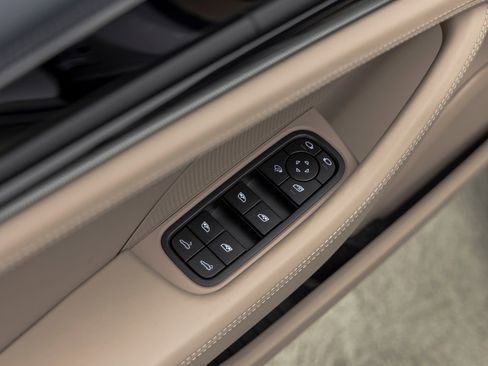 Certified 2025 Porsche Panamera image 23
