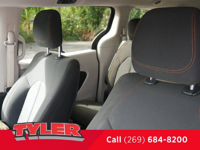 Used 2017 Chrysler Pacifica LX FWD image 33