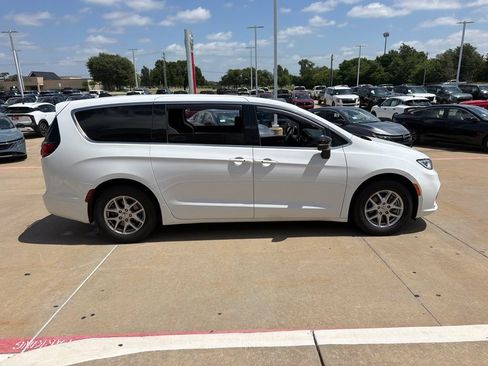 Used 2024 Chrysler Pacifica Touring FWD image 6