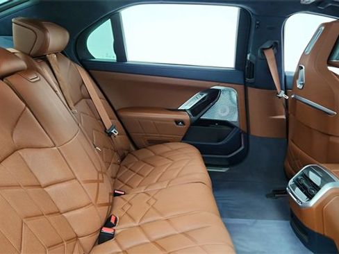 Used 2023 BMW i7 xDrive60 image 25