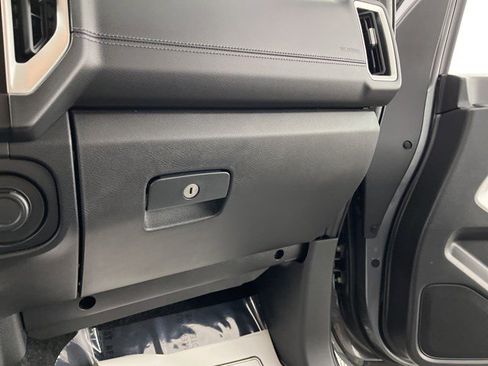 Used 2025 Nissan Frontier SV w/ SV Convenience Package RWD image 32