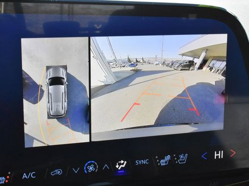 Used 2024 Chevrolet Traverse RS image 31