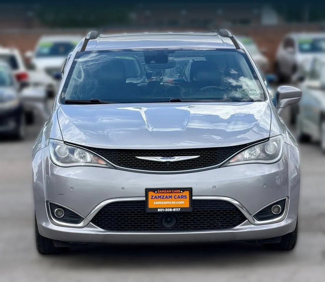 Used 2018 Chrysler Pacifica Touring-L w/ Advanced Safetytec Group FWD image 4