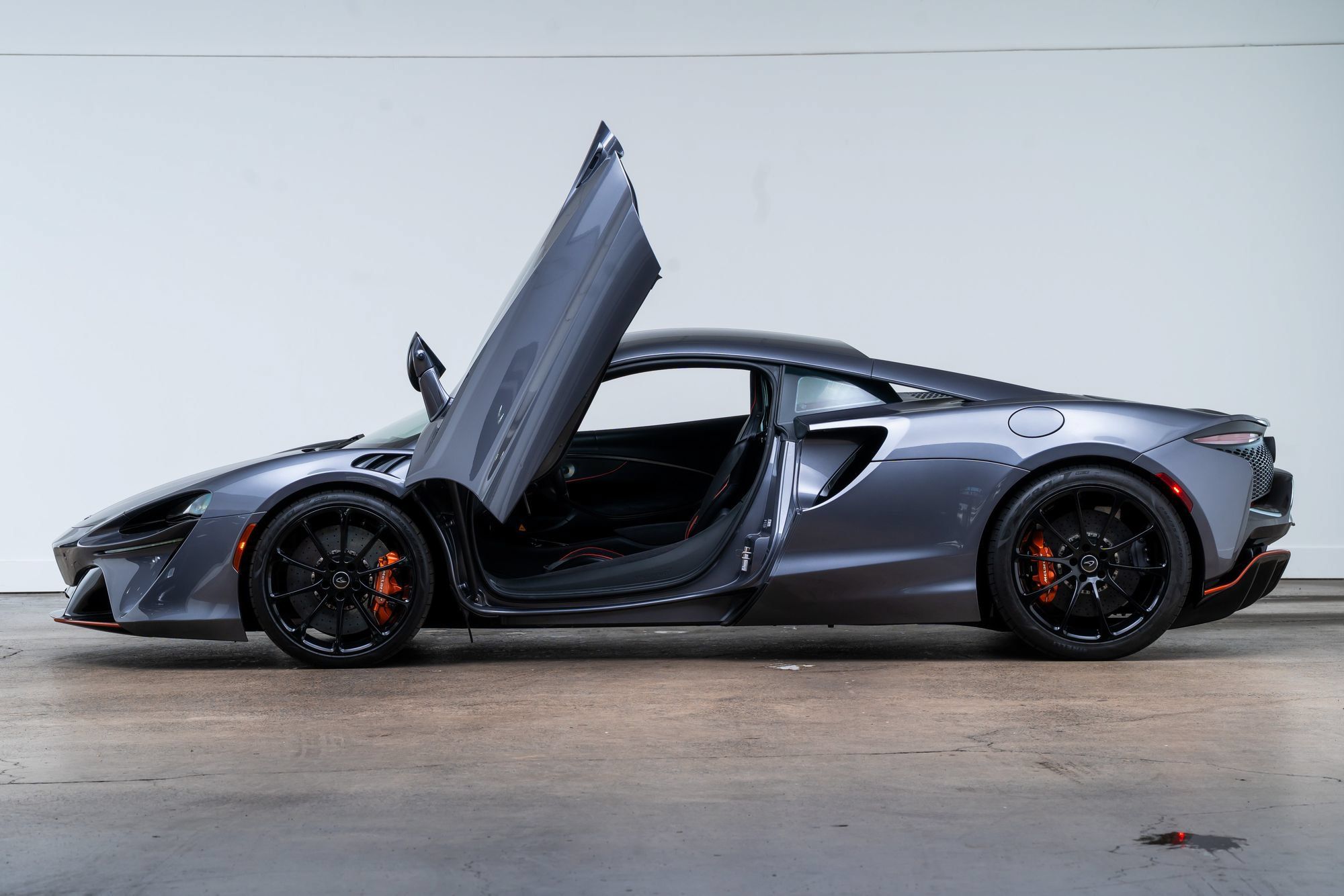 Used 2024 McLaren Artura RWD image 9