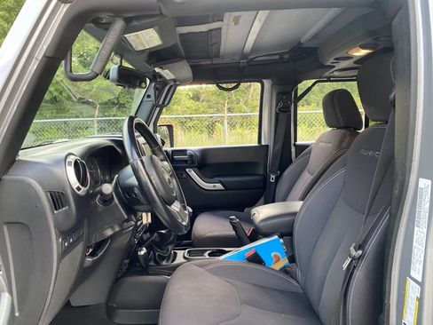 Used 2013 Jeep Wrangler Unlimited Rubicon w/ Connectivity Group image 21