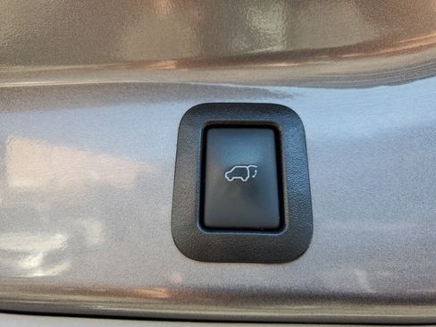 Used 2019 Toyota Highlander Limited image 10