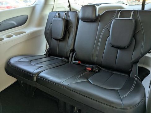 Used 2023 Chrysler Pacifica Touring-L FWD image 27