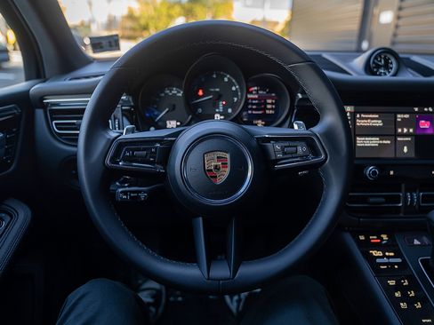 Certified 2025 Porsche Macan image 6