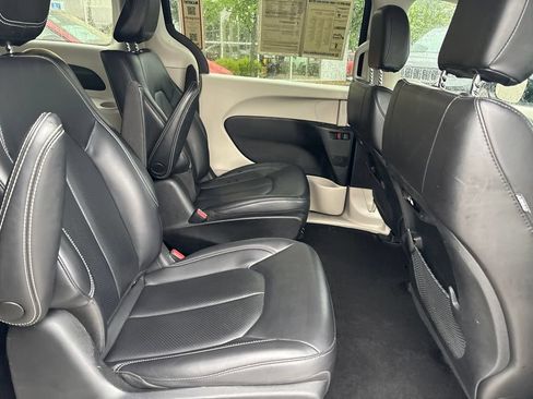 Used 2023 Chrysler Pacifica Touring-L FWD image 41